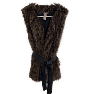 Cache faux-fur fashionable vest w leather belt and fully lined.